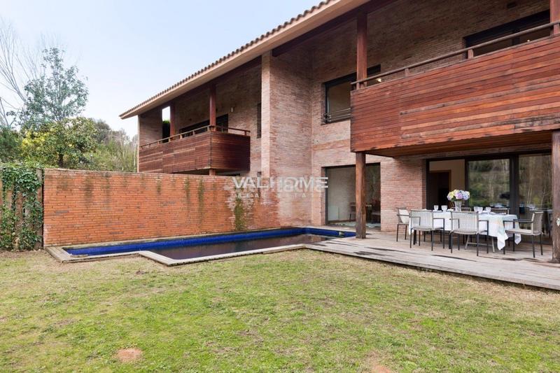 Foto d3f4384b-6af7-43ae-a7a7-c22bc0f0903e. Xalet amb calefacció aparcament piscina a Eixample Sant Cugat del Vallès