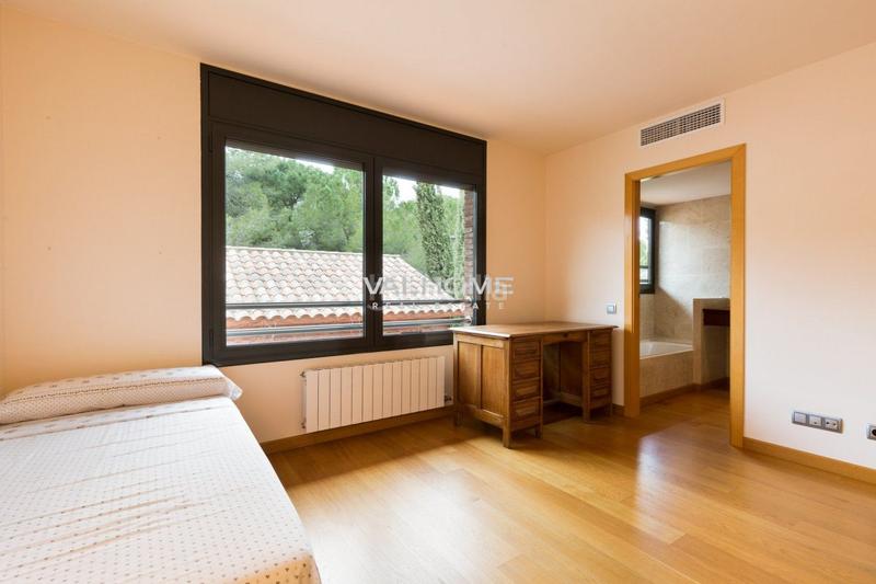 Foto d901b718-53e3-4300-8795-e7886e7fc63b. Xalet amb calefacció aparcament piscina a Eixample Sant Cugat del Vallès