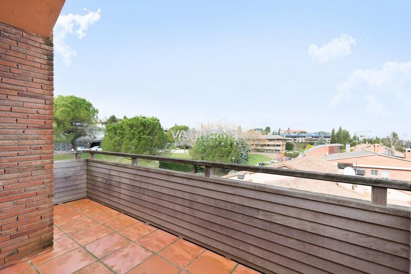 Foto fd713a0e-f9a3-4ede-ab93-e5091ebd178d. Xalet amb calefacció aparcament piscina a Eixample Sant Cugat del Vallès