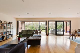 Chalet dans Eixample. Elegante villa con piscina y gran jardn en venta en sant cugat