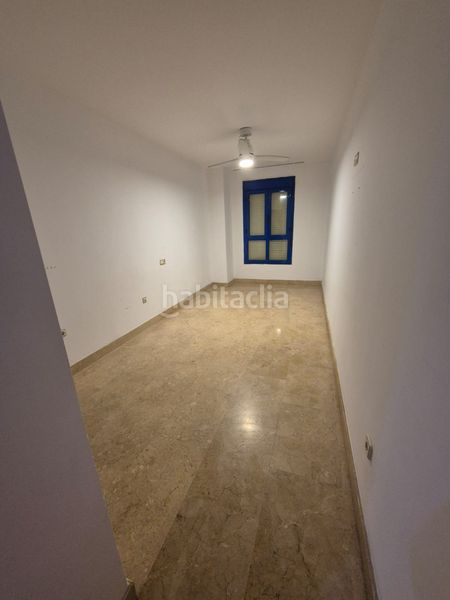 Foto f048de25-9fd6-4b74-adb1-7a8714351156. Rent flat with parking in Centro Ceuta