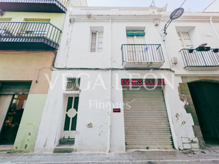 Casa adossada a Centre. En el centro a 2 minutos de la estación renfe y playa