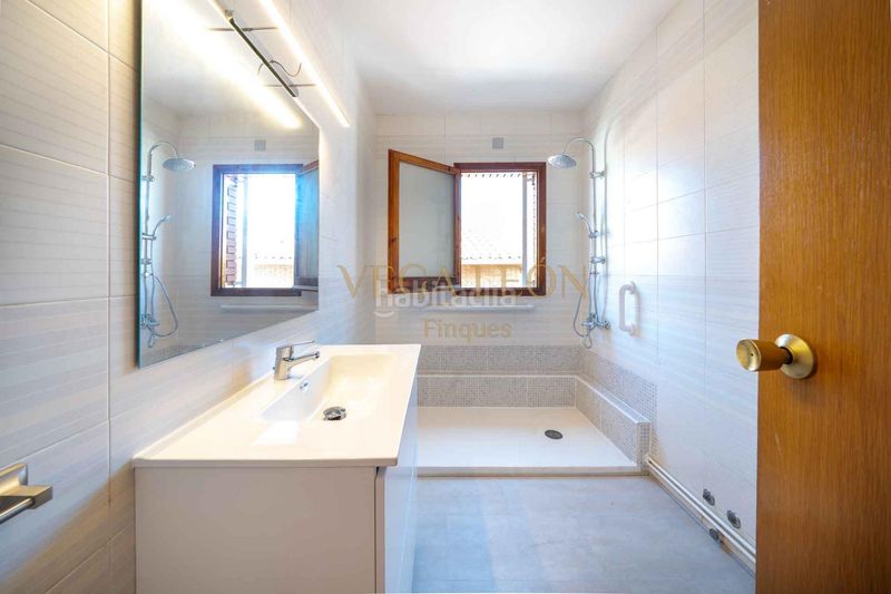 Foto 4da9d264-087b-4f11-b13c-658ebded224d. Casa amb calefacció aparcament a Alella