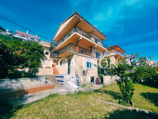 Chalet à Pinemar. Casa con 3 viviendas independientes en parcela soleada en pinema