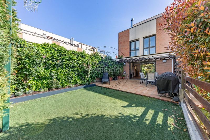 Foto 00e7a029-9500-4673-8157-e8614b4228f2. Casa adosada  reformada con jardín y zona comunitaria en Vilanova del Vallès