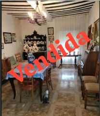 Maison jumelée à Calle san sebastián 50. Casita de pueblo con gran patio