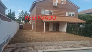 Maison jumelée à Cabanillas del Campo. Pareado en cabanillas del campo en buen estado