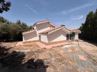 Xalet en Eurovillas. Chalet independiente en eurovillas con piscina