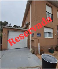 Maison jumelée à Calle conchuela 22. Chalet adosado almoguera