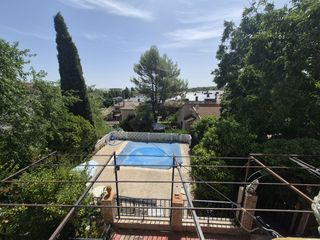 Xalet a Albares. Parcela de 653 m² con dos viviendas independientes y piscina