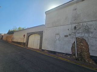 Lloguer Local Comercial a Calle estación 17. Se alquila local para reformar – 832 m² + gran patio de 1.800 m²