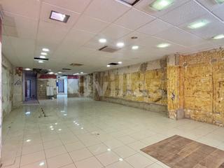 Lloguer Local Comercial  N/a. Amplio local comercial en fort de leau con múltiples posibilidad