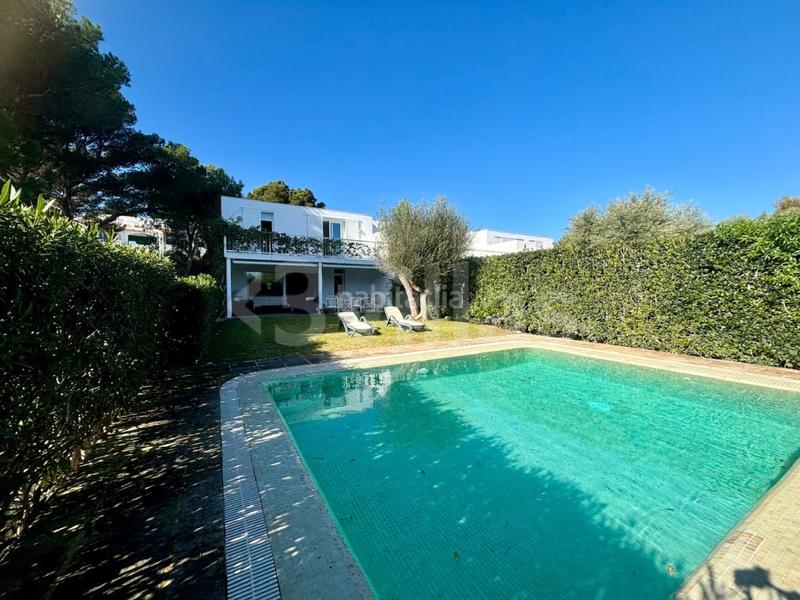 Foto ed1ee9cb-fe35-4b27-a5bd-6d622d86a697. Chalet  con piscina y garaje en venta en Coves Noves en Es Mercadal