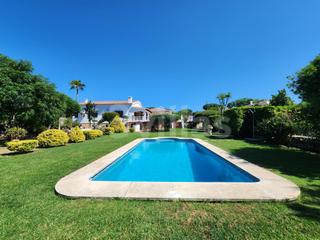 Casa  N/a. Impresionante casa en largentina, rodeada de jardn, piscina y a