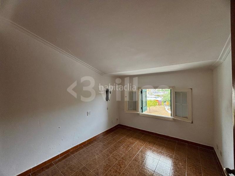 Foto 4d3d44a1-ff02-4259-b14e-a32fcbdd5f42. Casa  entera en plena plaza esplanada de mahón en Maó