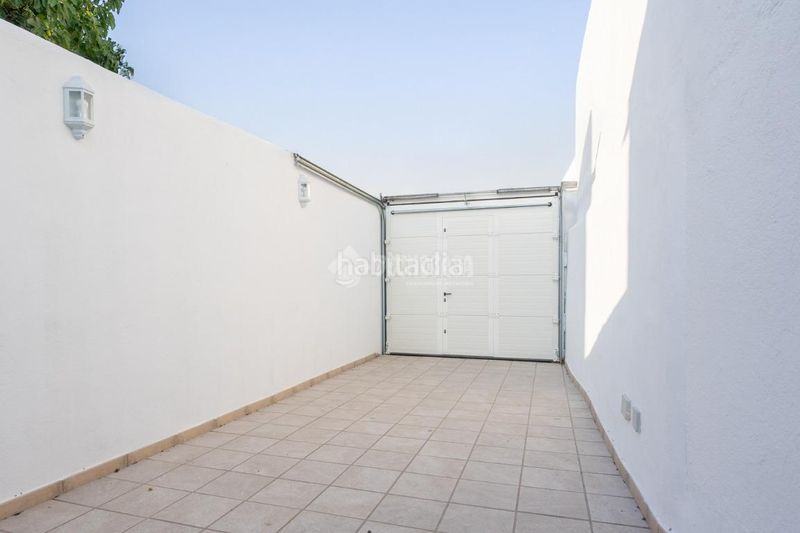 Foto b6ac13c9-ee42-454c-b0a5-6a653a042758. Casa aparellada amb aparcament a El Olivar-La Magdalena Colmenar Viejo
