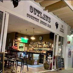 Lloguer Local Comercial a Playa de Mogán. Traspaso de negocio the outlaws bar, un referente en mogán