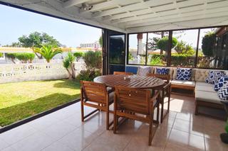 Location Maison à Playa del Inglés. Encantador bungalow renovado con terraza y piscina en alquiler