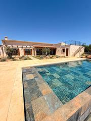 Masia  Camí de son salom. Refugio sereno villa de diseño con piscina
