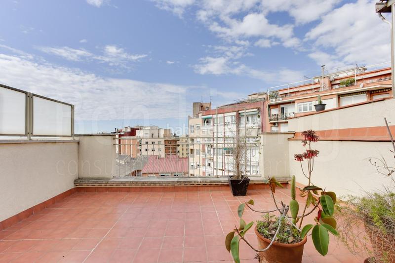 Foto 86041ba9-dae6-4179-a724-0a99a947768c. Ático exclusivo ático dúplex con 3 terrazas en el corazón del barrio de gracia. en Barcelona