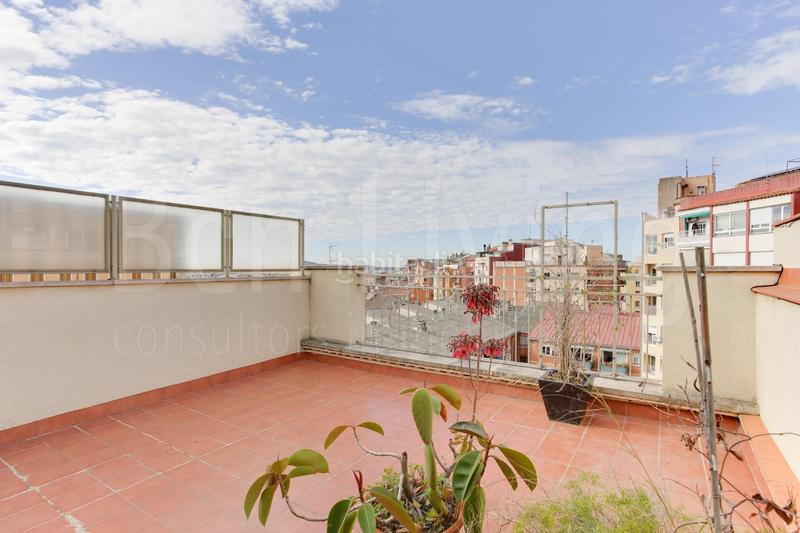 Foto 8e8614d6-8472-4309-8ece-6941c1f2ccee. Ático exclusivo ático dúplex con 3 terrazas en el corazón del barrio de gracia. en Barcelona