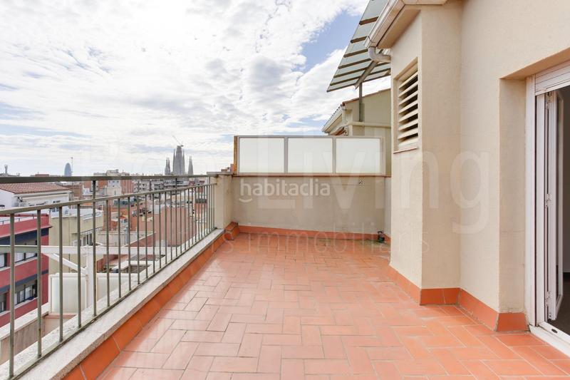 Foto b1993ad2-2e2d-49c0-b0a5-7e34f8778b3e. Ático exclusivo ático dúplex con 3 terrazas en el corazón del barrio de gracia. en Barcelona
