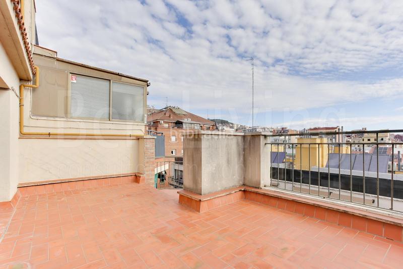 Foto ee4c5c9e-552b-4e95-9a17-c3507fb876c4. Ático exclusivo ático dúplex con 3 terrazas en el corazón del barrio de gracia. en Barcelona