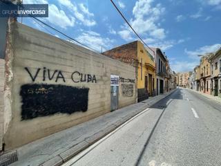 Terreny residencial a El Carmen. Solar situada en baixada del riu de manises