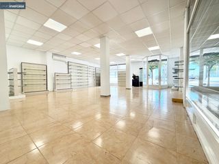 Miete Geschäftsraum in Quart de Poblet. Local comercial esquinero de 140m2 situado en zona plaza san raf