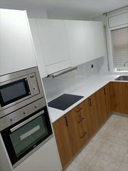 Miete Zweistöckige Wohnung in Poble Nou. Dúplex diseño 3 habitaciones y parquing, amueblado.