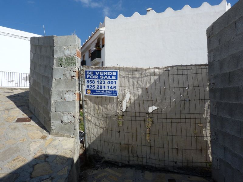 Foto ad0a8ee5-f2ab-4620-9e15-2d8cfc347fb2. Terreny residencial a Centro Salobreña