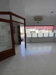 Alquiler Local Comercial en Centro. Se alquila local comercial a la entrada de salobreña con ochenta