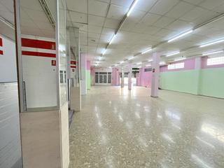 Lloguer Local Comercial a Centro. Magnifico local  en alquiler en pleno centro comercial de salobr