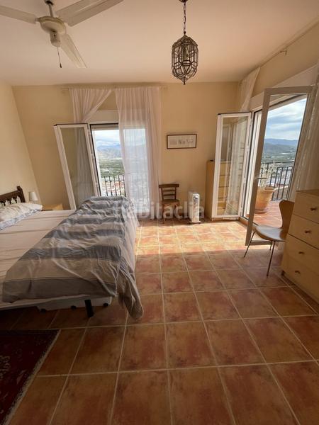 Foto 66ea6260-ca75-4492-a1d8-55325d766fdd. Casa  en casco antiguo con 5 dorm., chimenea, terraza con vistas a mar y sierra nevada, cochera y azotea. en Salobreña