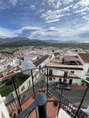 Casa en Centro. Nos encontramos ante una bonita casa de pueblo con cochera cerra