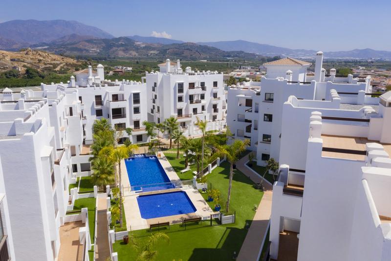 Foto 03159ed6-bf61-472a-8468-618dd93d7a4e. Piso  reformado en oasis con 2 dorm., terraza, 2 baños, garaje doble, trastero, piscina, jacuzzi, sauna y gym. amueblado! en Salobreña