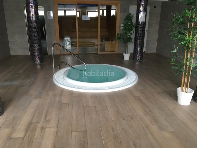 Foto 07829ee7-ca40-4d1f-a57b-e1dd9d351ffb. Piso  reformado en oasis con 2 dorm., terraza, 2 baños, garaje doble, trastero, piscina, jacuzzi, sauna y gym. amueblado! en Salobreña