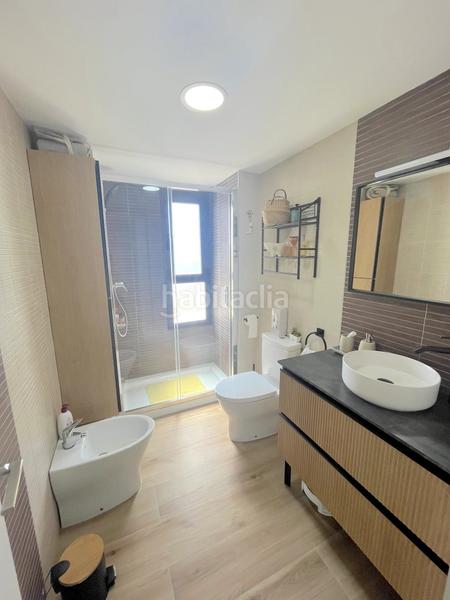 Foto 42ce9431-382a-4bf3-bc48-4bdf959c126c. Piso  reformado en oasis con 2 dorm., terraza, 2 baños, garaje doble, trastero, piscina, jacuzzi, sauna y gym. amueblado! en Salobreña