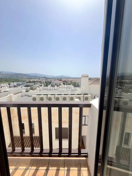 Foto 55bc5c2d-dc40-4f65-9fc4-6ccc72461373. Piso  reformado en oasis con 2 dorm., terraza, 2 baños, garaje doble, trastero, piscina, jacuzzi, sauna y gym. amueblado! en Salobreña