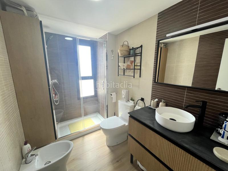 Foto f5880fa5-51a0-427e-b98e-84c4b7467c00. Piso  reformado en oasis con 2 dorm., terraza, 2 baños, garaje doble, trastero, piscina, jacuzzi, sauna y gym. amueblado! en Salobreña