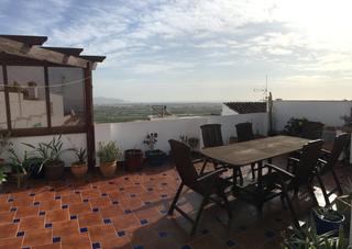 Casa en Centro. A la venta en el centro histórico de salobreña, solar de sesenta