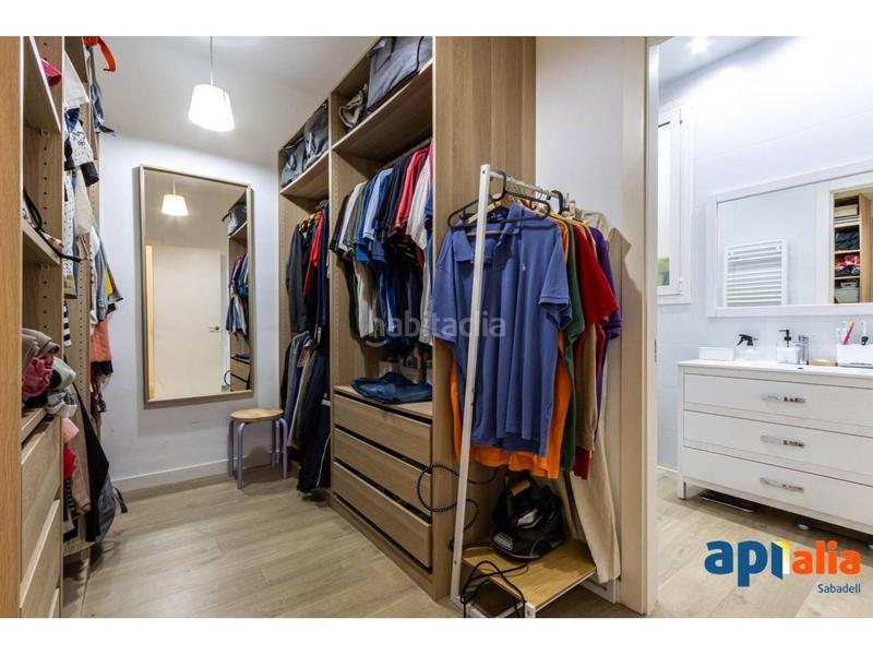 Foto 1b2fcb45-9e41-4245-b2b0-224024f67d42. Casa amb calefacció aparcament a Centre Sabadell