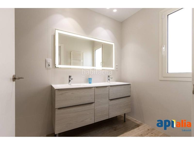 Foto 88fb80ff-1558-40ea-8429-25bcf49757fd. Casa amb calefacció aparcament a Centre Sabadell