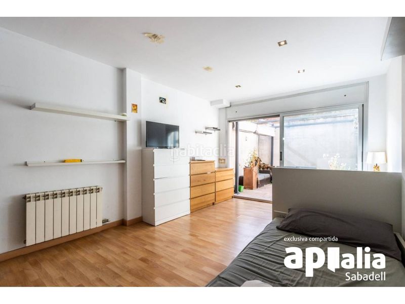 Foto fa5eb6b3-f373-4f31-96dc-cd6a561f21cc. Casa amb calefacció aparcament a Gràcia Sabadell