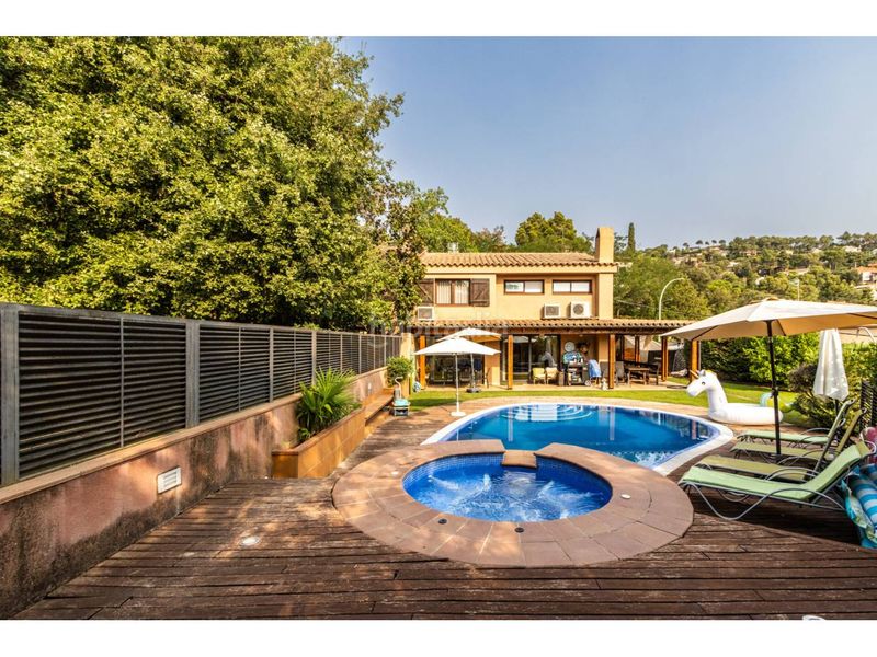 Foto 0e6df03e-6965-4d82-bf51-6c97be41fbf7. Casa amb calefacció aparcament piscina a Poble - Casc Antic Castellar del Vallès