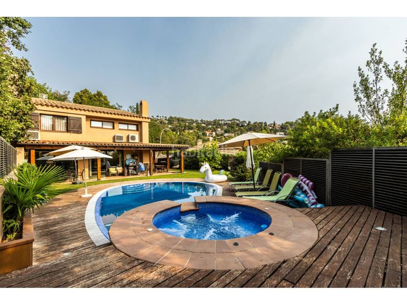 Foto 4e9d7cd9-884d-4215-bf12-6f0b1f71cf35. Casa amb calefacció aparcament piscina a Poble - Casc Antic Castellar del Vallès