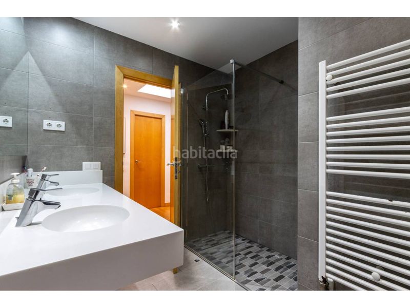 Foto f7be020d-2056-4ace-996b-56f97177b324. Casa amb calefacció aparcament piscina a Poble - Casc Antic Castellar del Vallès