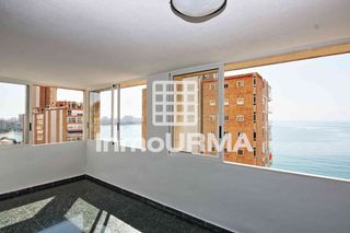 Flat  Avenida de villajoyosa. Vivienda exterior en esquina frente a las calas de la albufereta