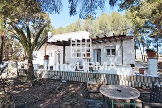 Xalet  Avinguda de la comunitat valenciana. Casa de 4 dormitorios, 2 baos, garaje y trastero. balsa de rieg