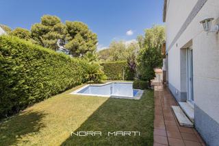 Casa adossada a Can Sans. Casa adosada con jardín, piscina privada y vistas al mar en un e